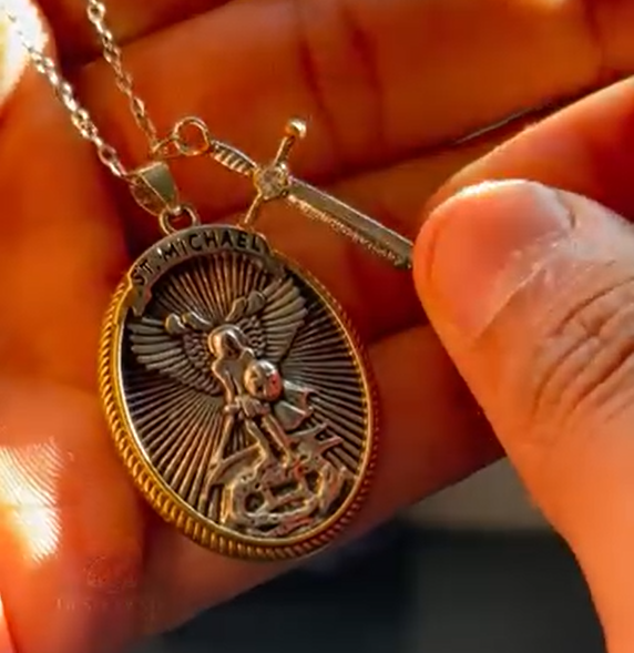 Cadena San Miguel Arcangel: material plata y baño en oro 18k